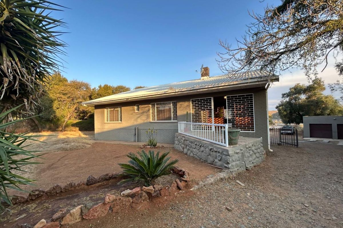 House For Sale in Barkly West Central - Photo 2