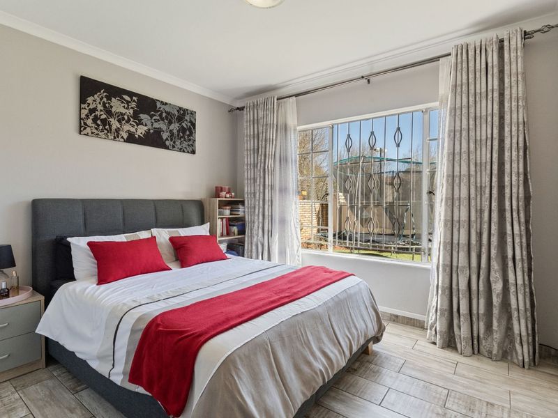 Townhouse For Sale in Willowbrook - Photo 7