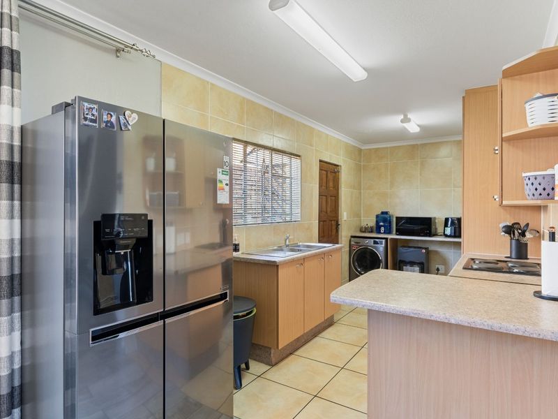 Townhouse For Sale in Willowbrook - Photo 5