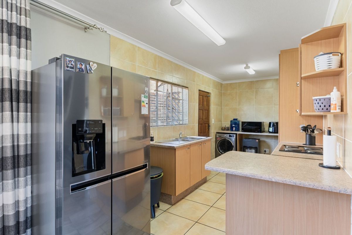Townhouse For Sale in Willowbrook - Photo 5