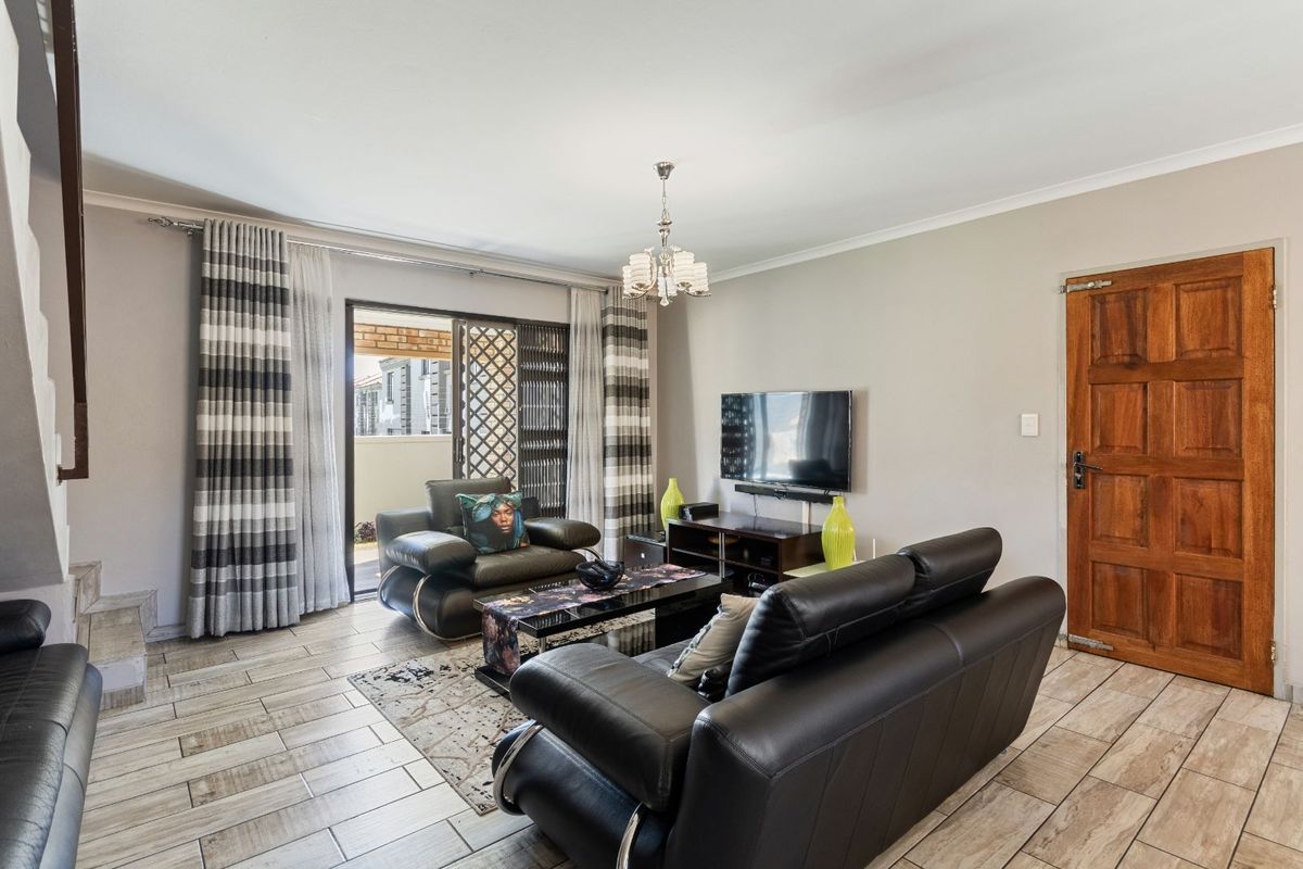Townhouse For Sale in Willowbrook - Photo 3
