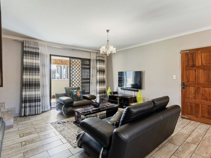 Townhouse For Sale in Willowbrook - Photo 3