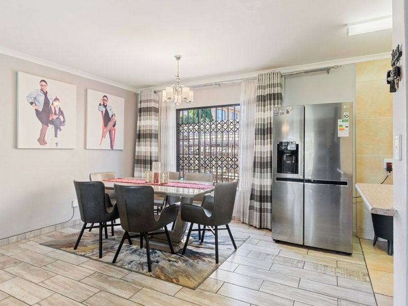 Townhouse For Sale in Willowbrook - Photo 4