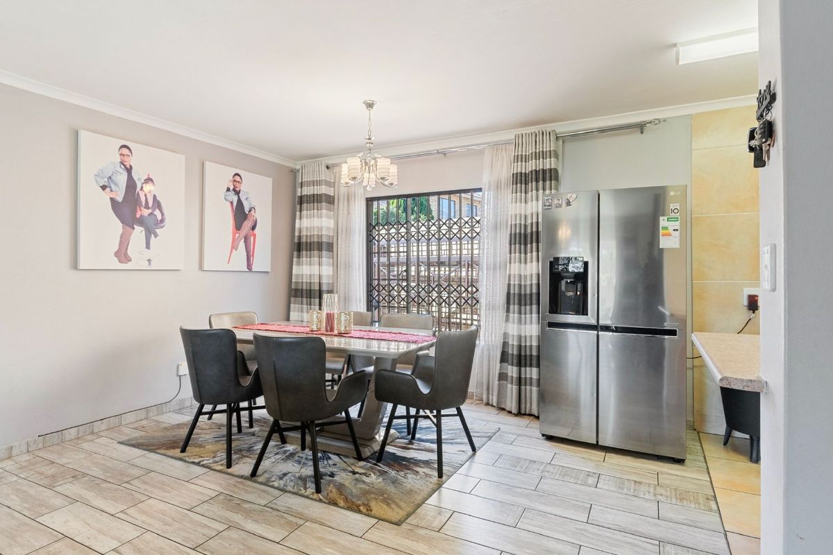 Townhouse For Sale in Willowbrook - Photo 4