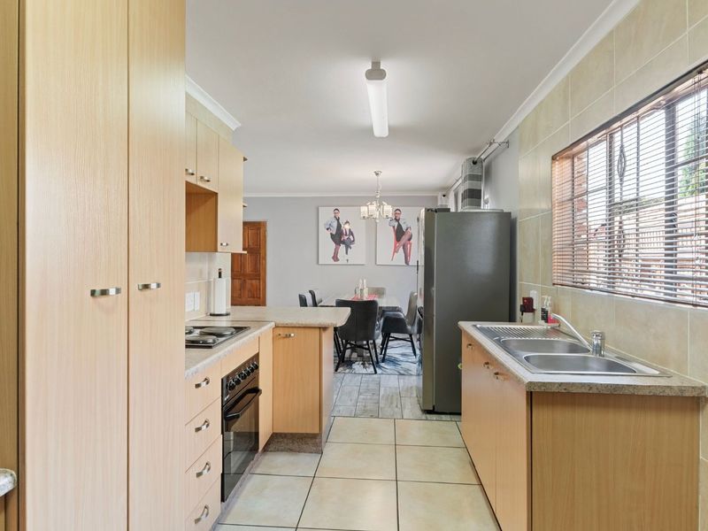 Townhouse For Sale in Willowbrook - Photo 6