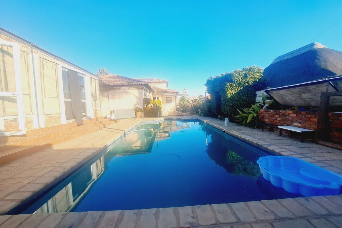 House For Sale in Eersterust - Photo 2