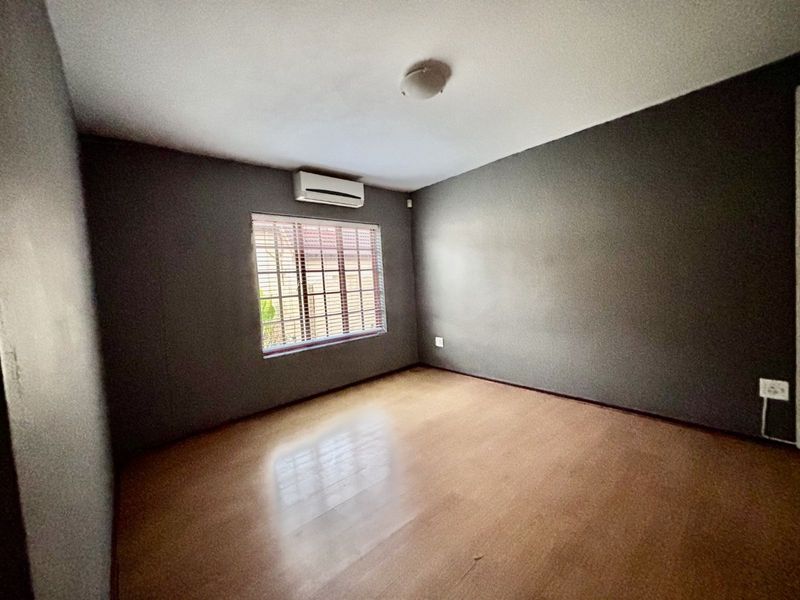 Townhouse For Sale in Equestria - Photo 9