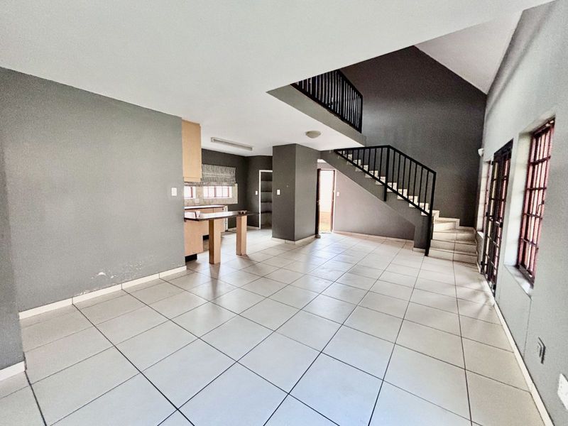 Townhouse For Sale in Equestria - Photo 3