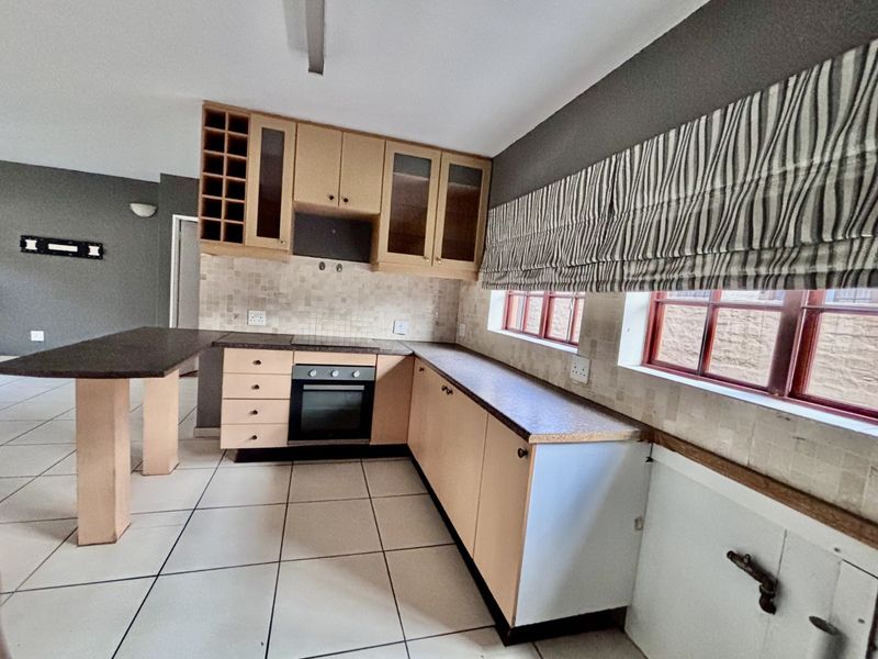 Townhouse For Sale in Equestria - Photo 5