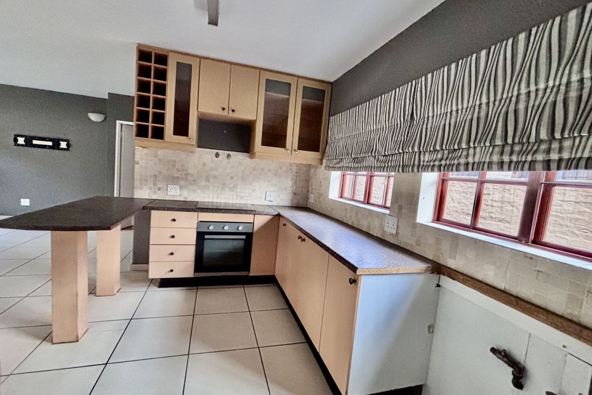 Townhouse For Sale in Equestria - Photo 5