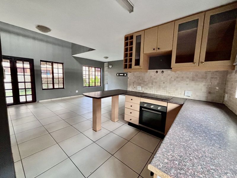 Townhouse For Sale in Equestria - Photo 4