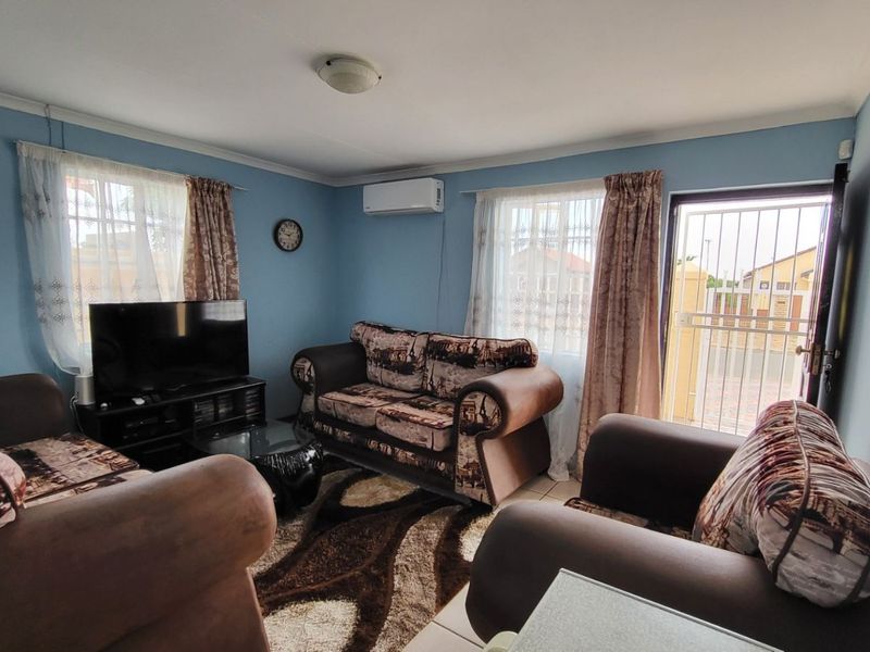 House For Sale in Roodepan - Photo 2