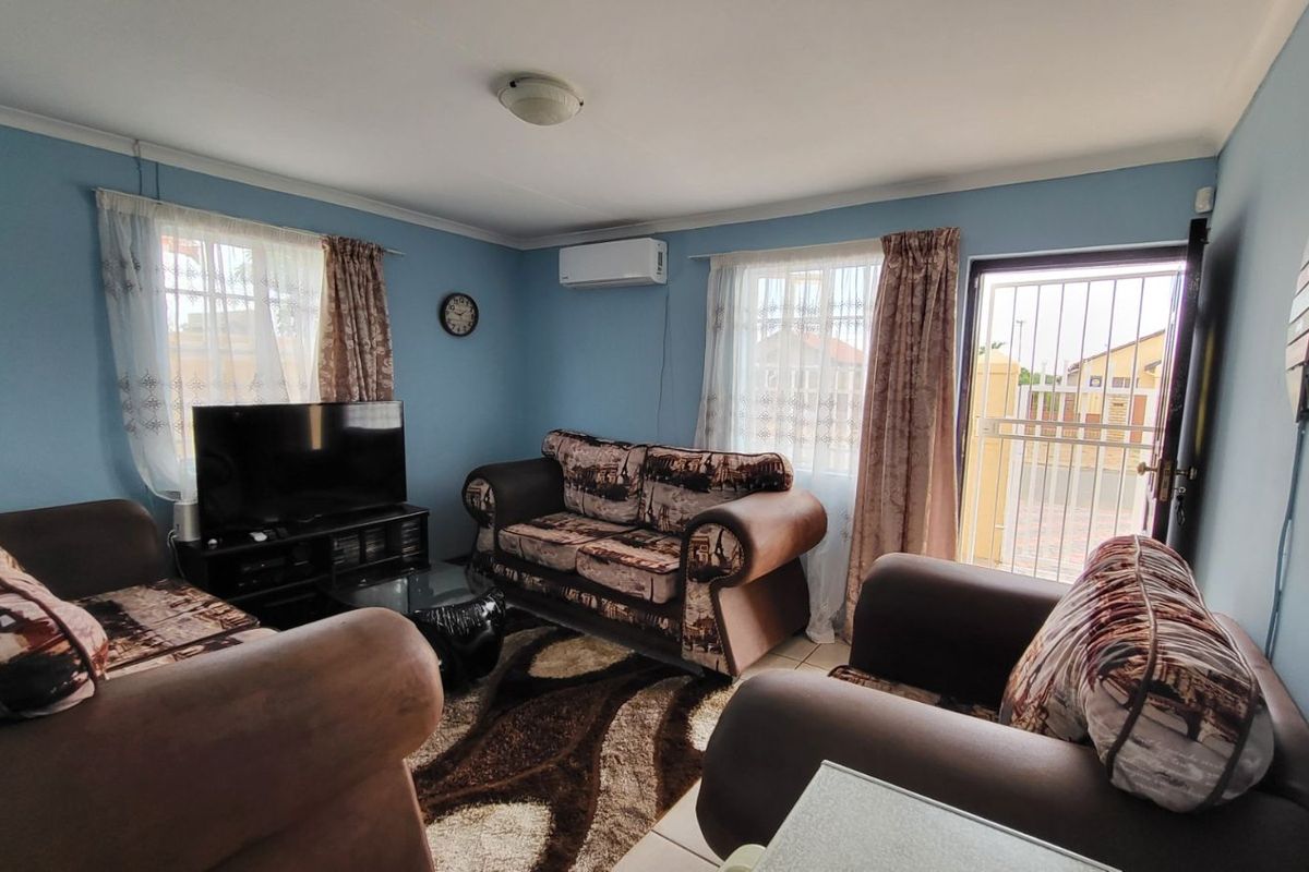 House For Sale in Roodepan - Photo 2