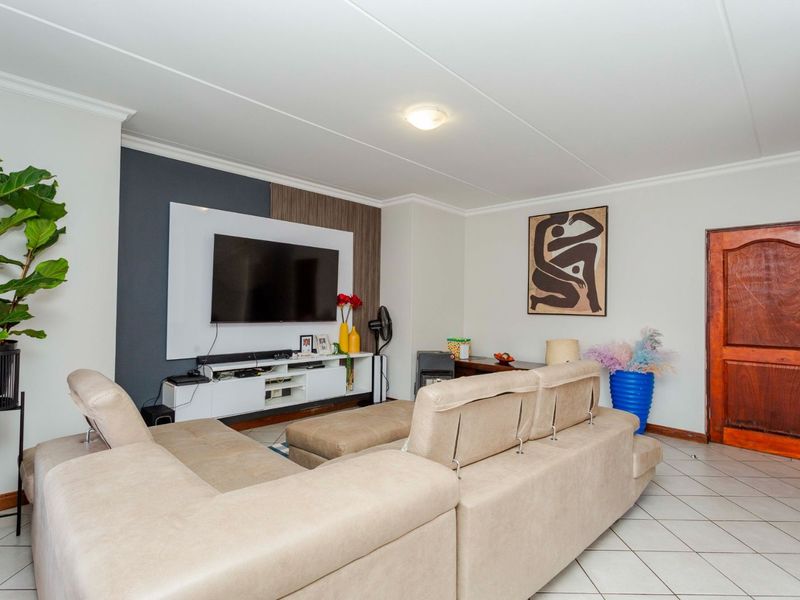 Townhouse For Sale in Willow Park Manor - Photo 2