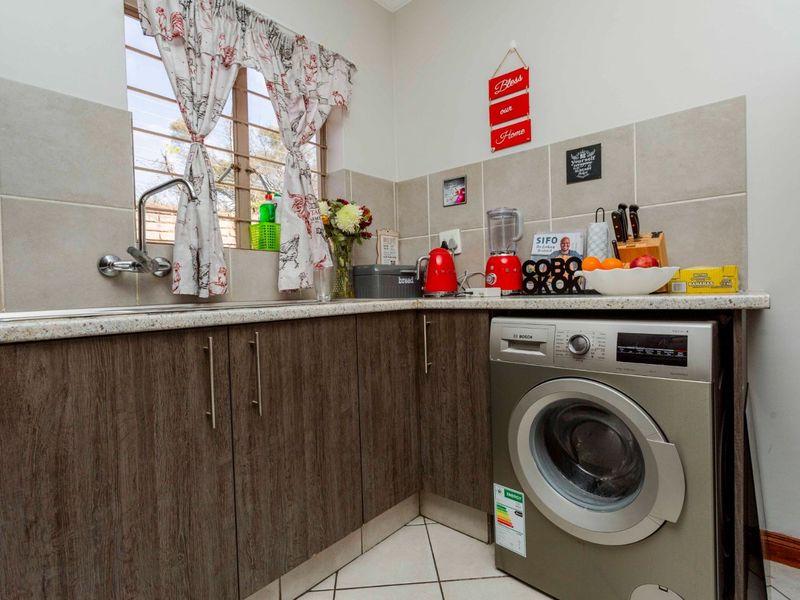 Townhouse For Sale in Willow Park Manor - Photo 9