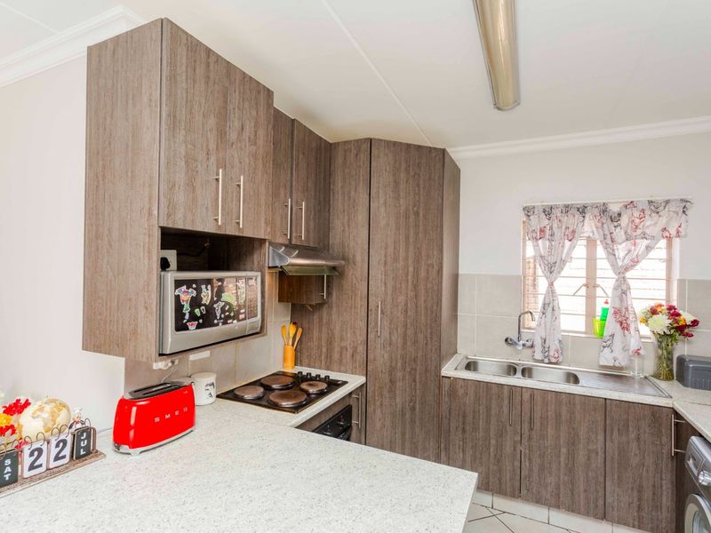 Townhouse For Sale in Willow Park Manor - Photo 8