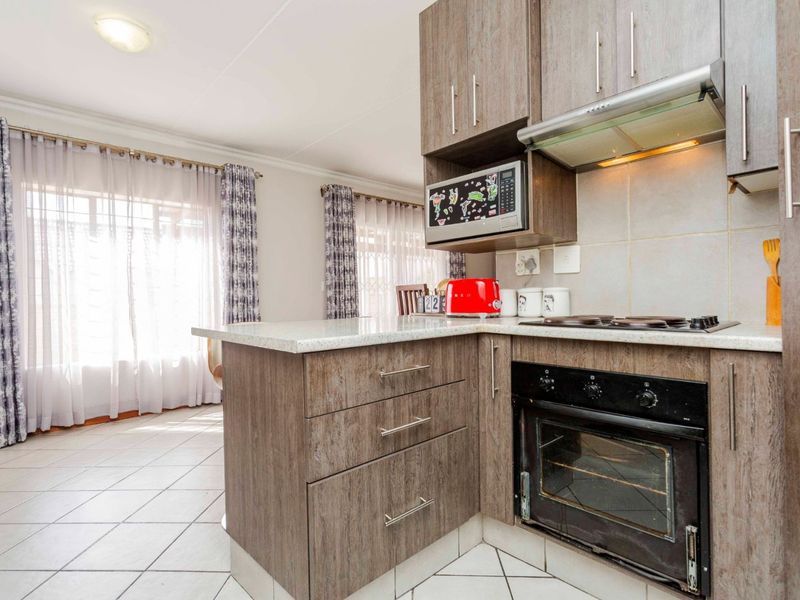 Townhouse For Sale in Willow Park Manor - Photo 7