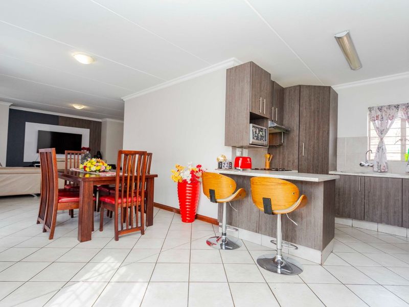 Townhouse For Sale in Willow Park Manor - Photo 6