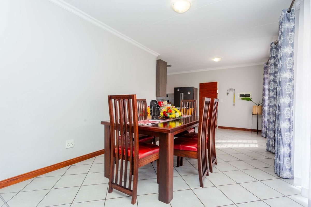 Townhouse For Sale in Willow Park Manor - Photo 5