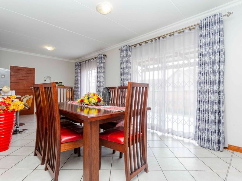 Townhouse For Sale in Willow Park Manor - Photo 4