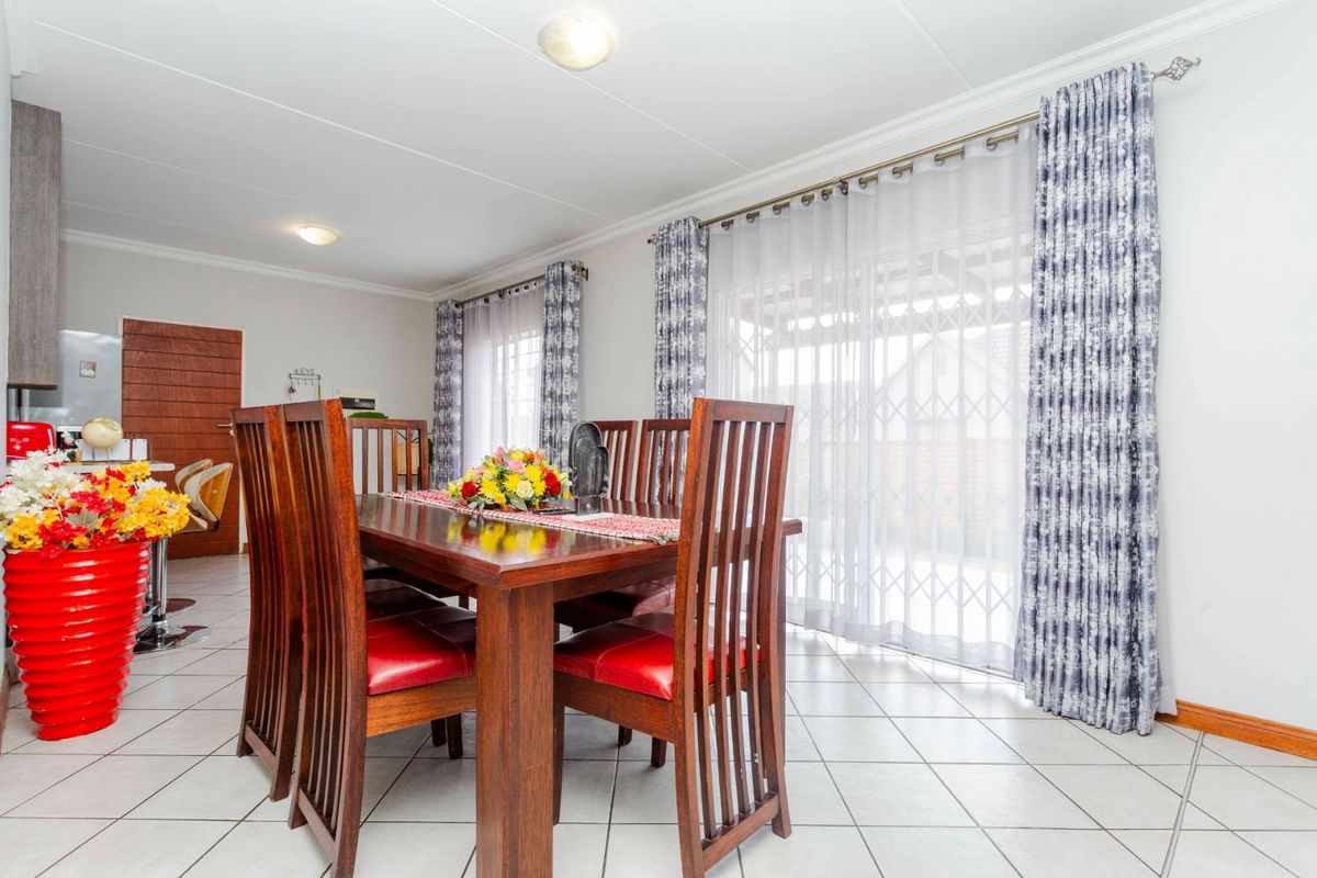 Townhouse For Sale in Willow Park Manor - Photo 4