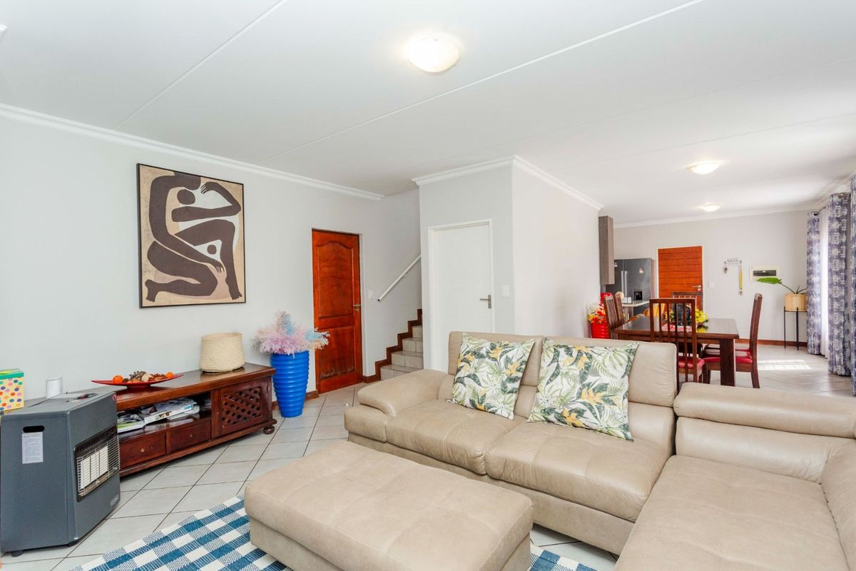 Townhouse For Sale in Willow Park Manor - Photo 3