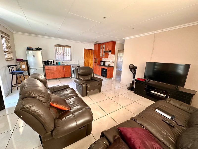 House For Sale in Soshanguve Ext - Photo 9