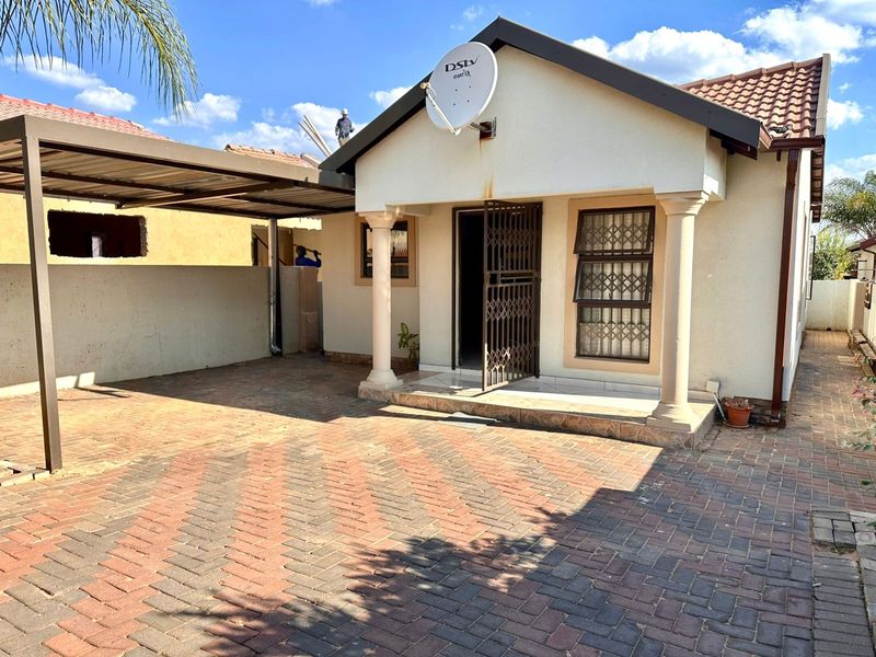 House For Sale in Soshanguve Ext - Photo 3