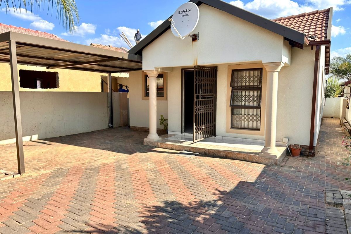 House For Sale in Soshanguve Ext - Photo 3