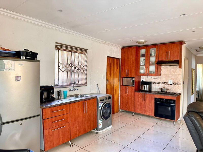 House For Sale in Soshanguve Ext - Photo 6