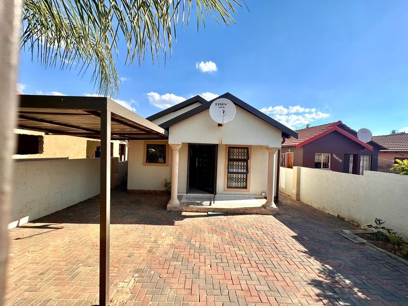 House For Sale in Soshanguve Ext - Photo 2