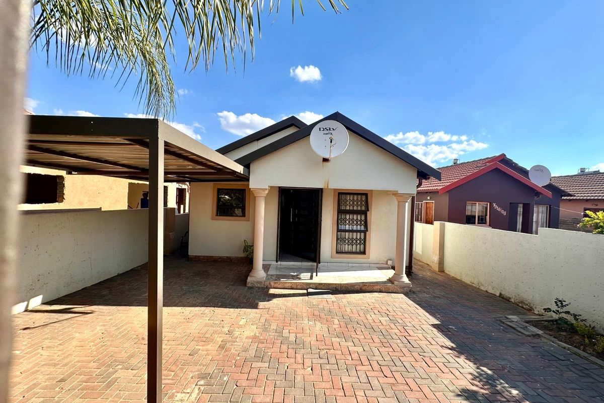 House For Sale in Soshanguve Ext - Photo 2