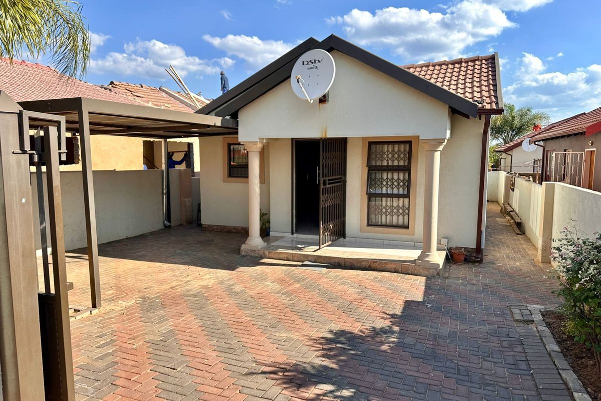 House For Sale in Soshanguve Ext - Photo 5