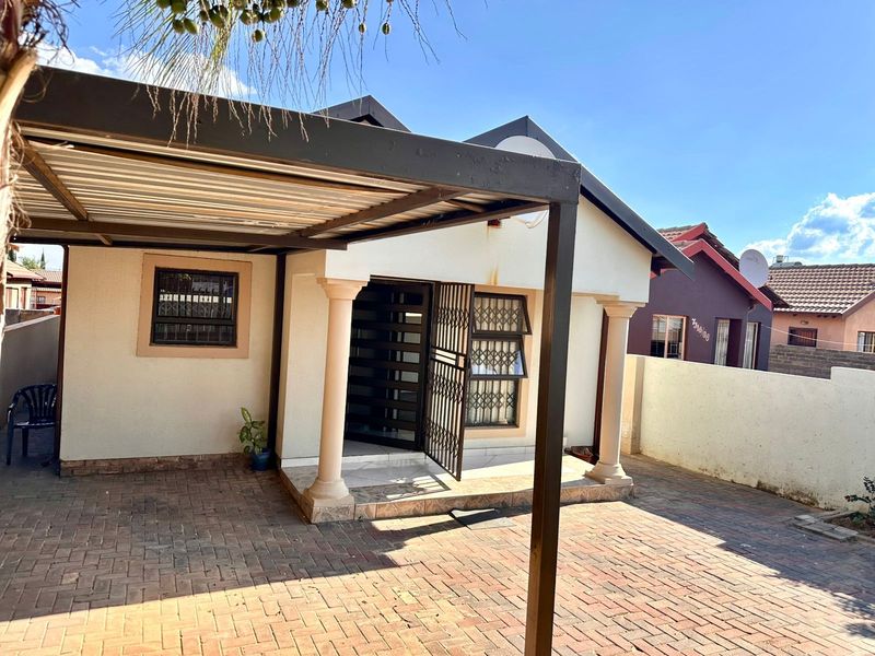 House For Sale in Soshanguve Ext - Photo 4