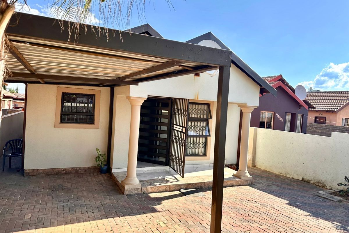 House For Sale in Soshanguve Ext - Photo 4