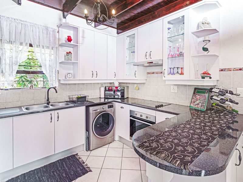 Townhouse For Sale in Sharonlea - Photo 2