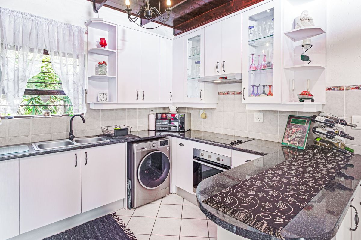 Townhouse For Sale in Sharonlea - Photo 2