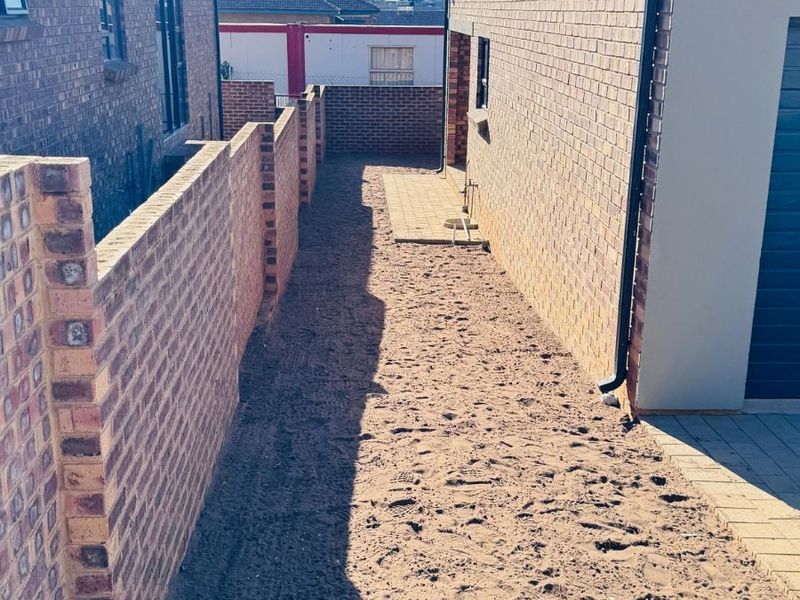 House For Sale in Die Heuwel - Photo 2