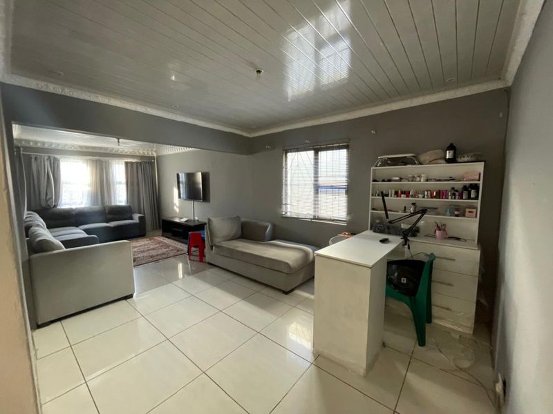 House For Sale in Motherwell - Photo 4