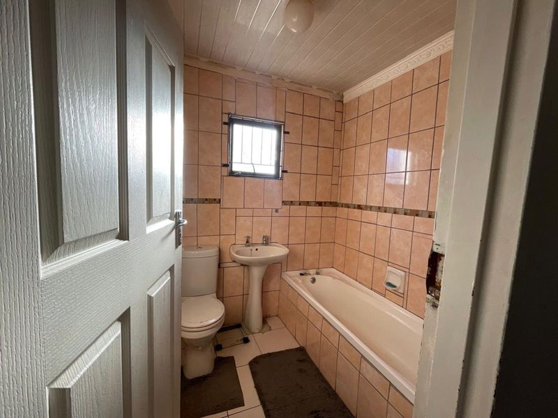 House For Sale in Motherwell - Photo 8