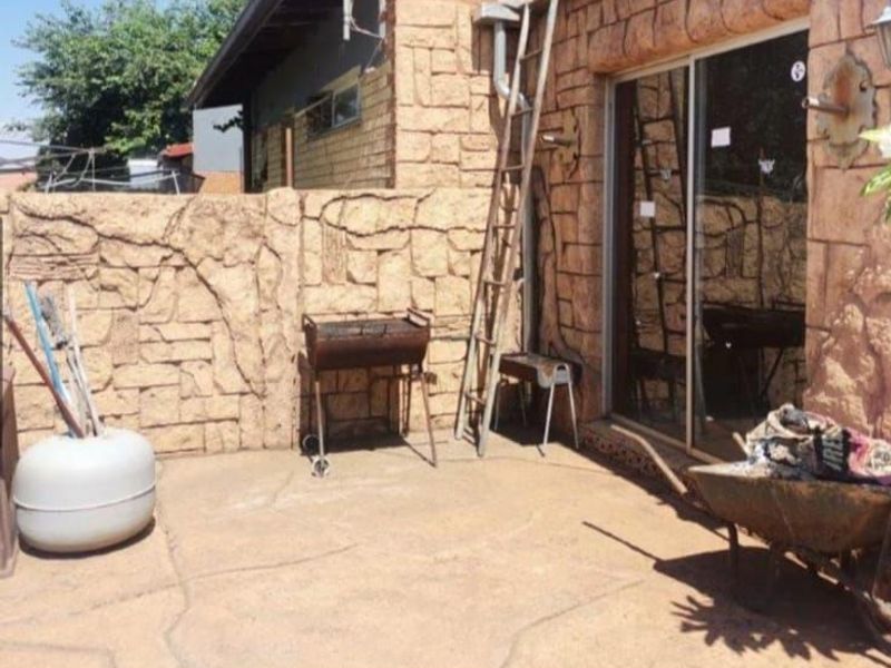House For Sale in Pretoria Gardens - Photo 2