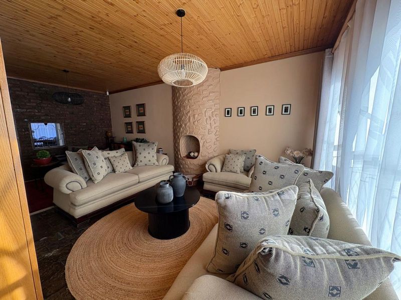 House For Sale in Hillcrest - Photo 4