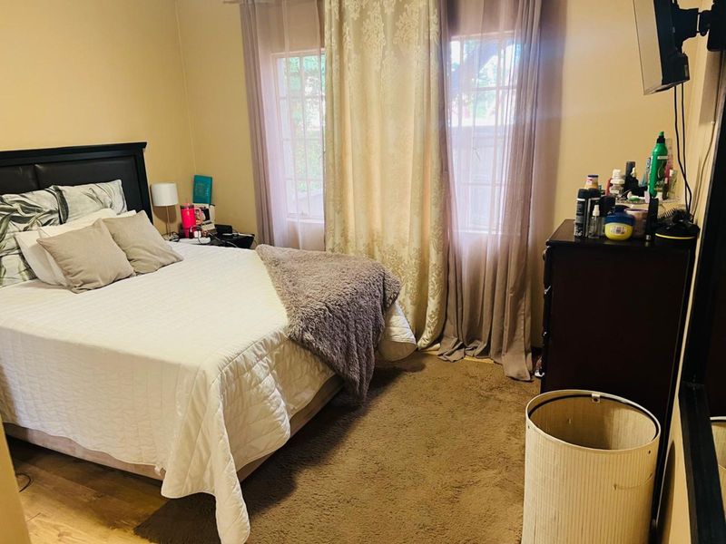 Townhouse For Sale in Equestria - Photo 7