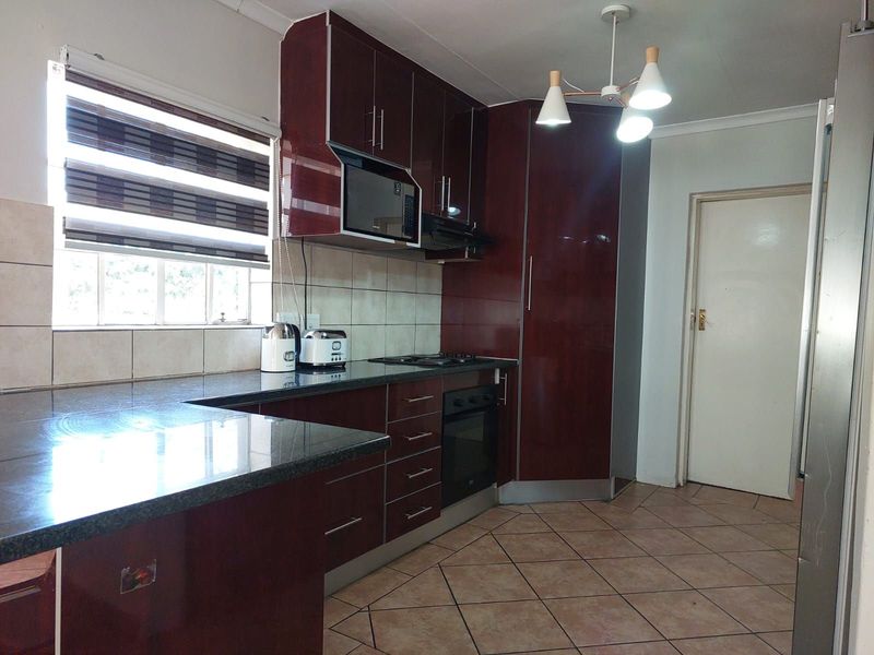 Townhouse For Sale in Equestria - Photo 6