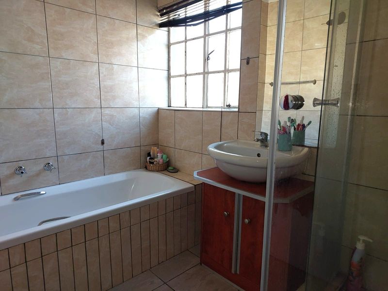 Townhouse For Sale in Equestria - Photo 10