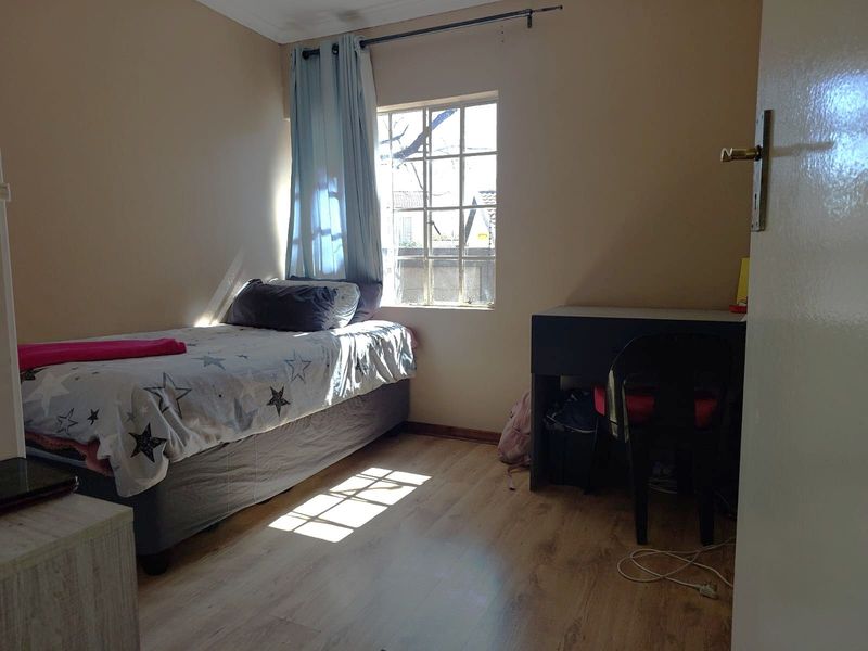 Townhouse For Sale in Equestria - Photo 9