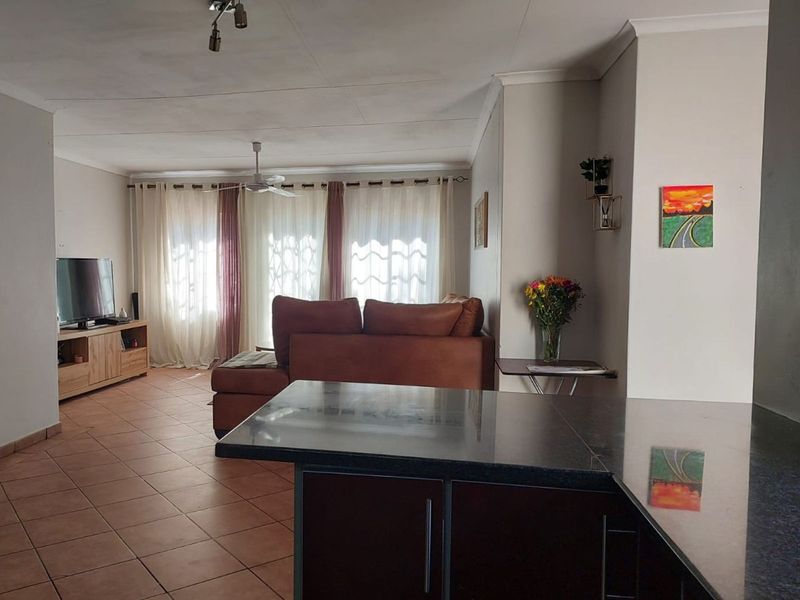 Townhouse For Sale in Equestria - Photo 3