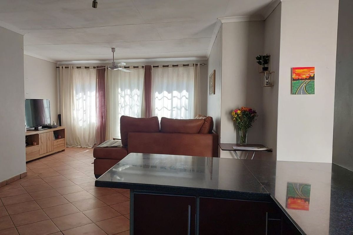 Townhouse For Sale in Equestria - Photo 3