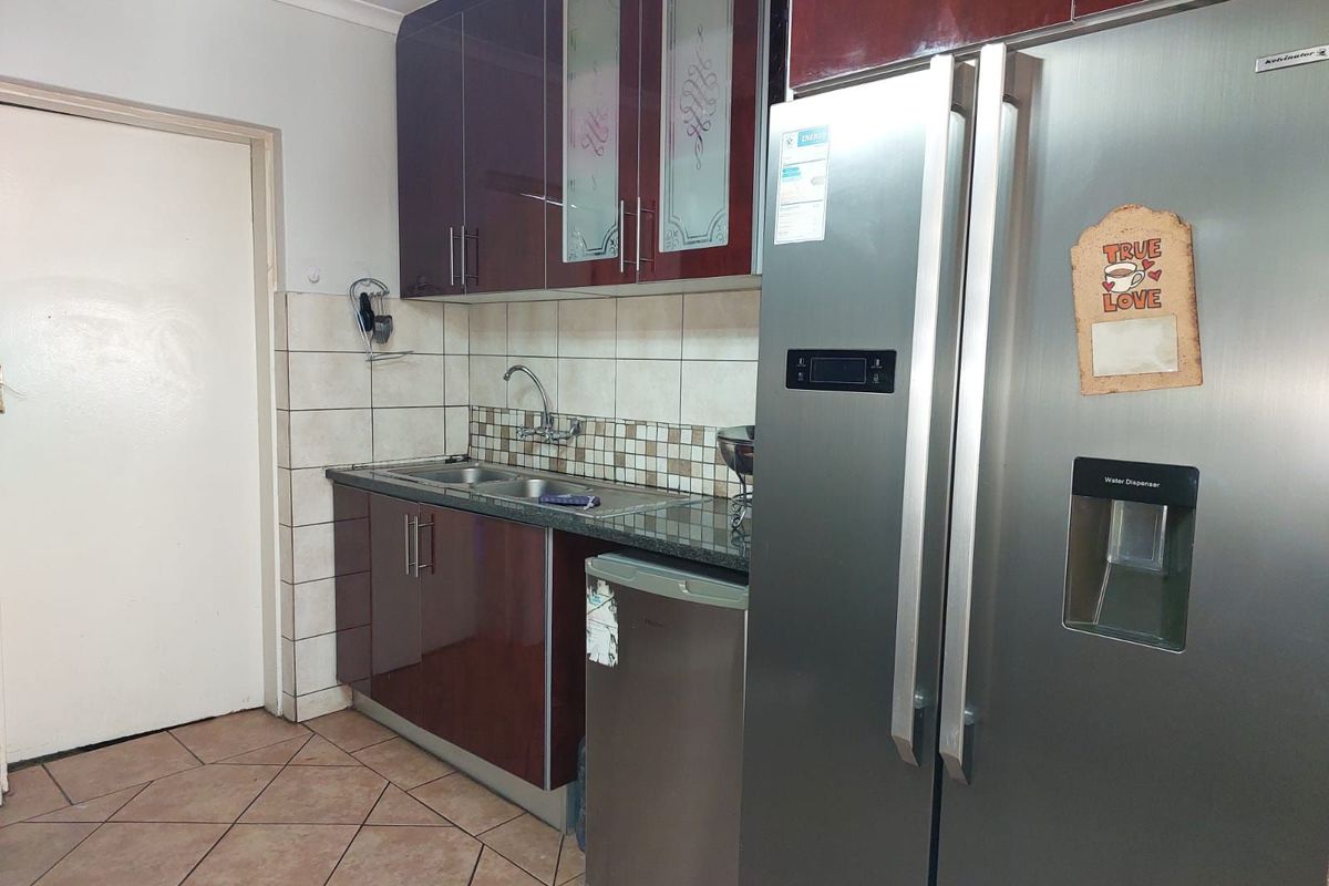 Townhouse For Sale in Equestria - Photo 5