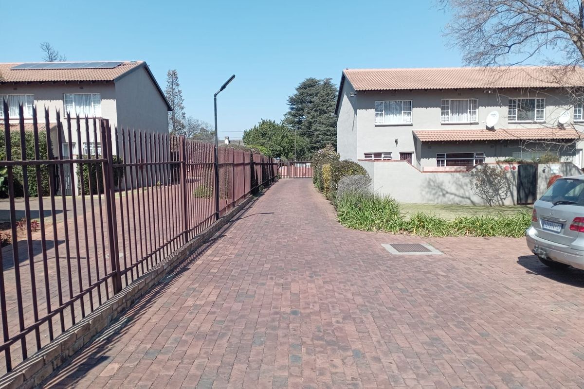 Townhouse For Sale in Horizon View - Photo 2